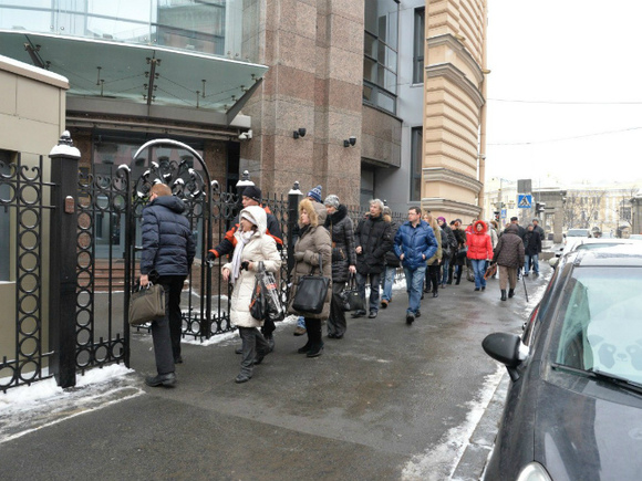 Руснаци с валутни ипотеки щурмуват офис на управляващата партия