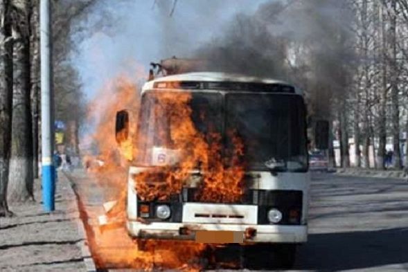 Преди минути на летище Варна: Запали се автобус, пълен с пътници!