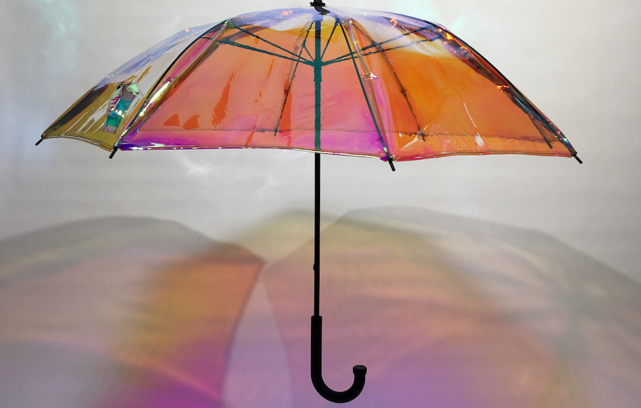 Учени създадоха чадър, който предсказва времето (ВИДЕО)
