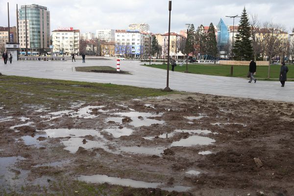 Наскоро обновените зелени площи край НДК потънаха в кал (СНИМКИ)