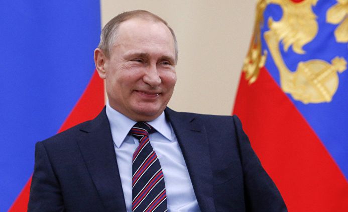 Блумбърг: Руската икономика потъва, а Путин не спира да се усмихва
