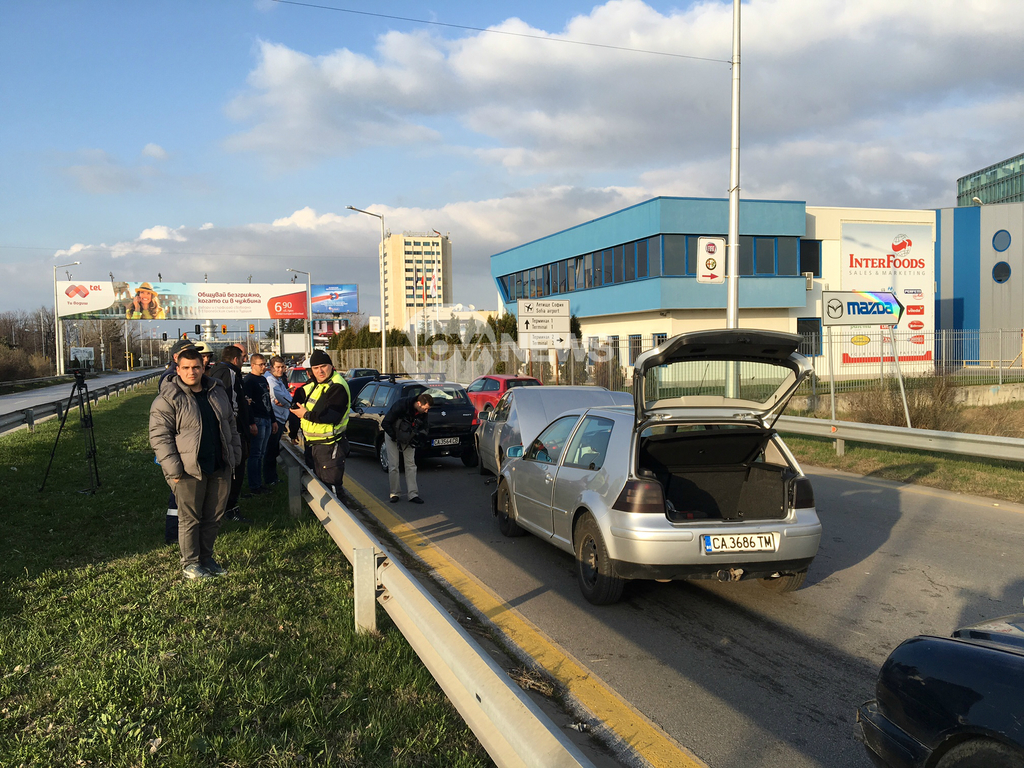 Верижна катастрофа в София! Четири коли се нанизаха на път за летището (СНИМКИ)