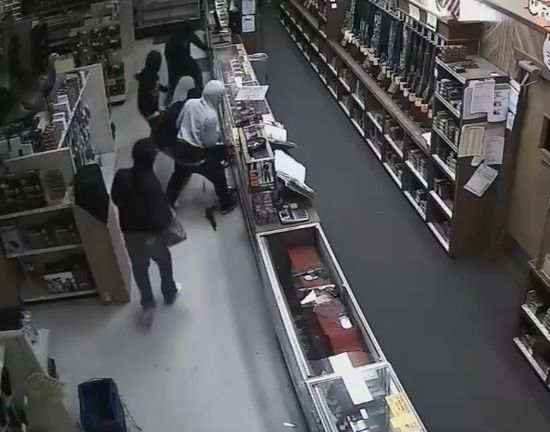 Ловки бандити обраха оръжеен магазин за 2 минути (ВИДЕО)