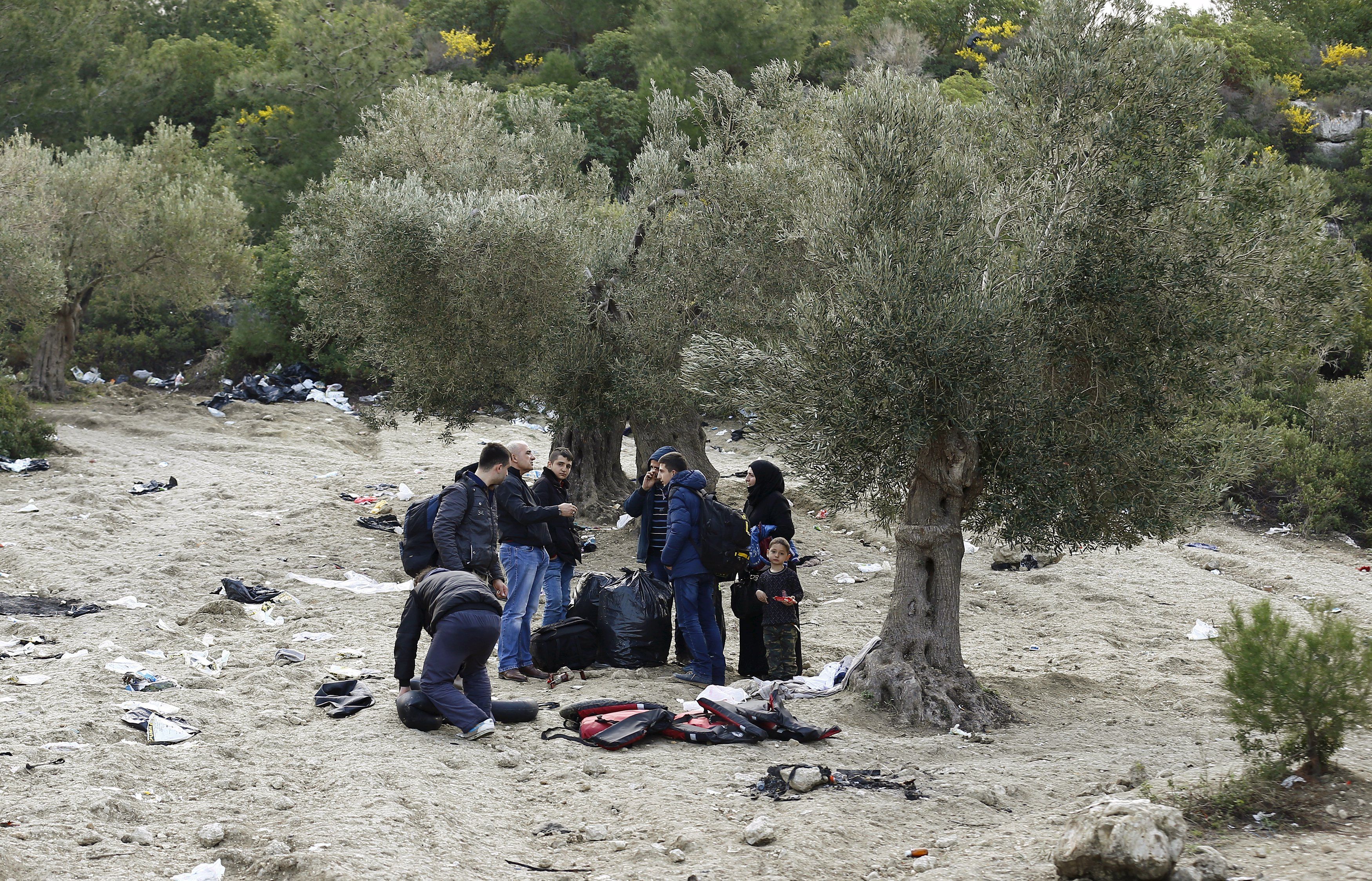 ЕС затваря границите си, ако Гърция не спре потока от бежанци