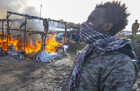 Мигрантите изпадат в крайности! В Кале зрелищно зашиха устите си (СНИМКИ 18+)