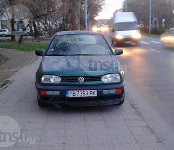 Пловдивчанин видя паркомясто на тротоара и го налази с колата си 