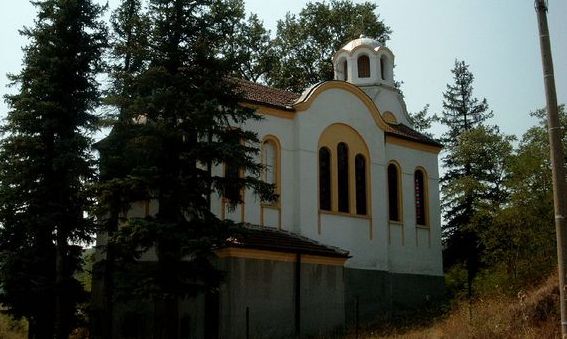 Руши се храм в Гюешево, който пази костите на 1500 българи, загинали във войните. МО си трае