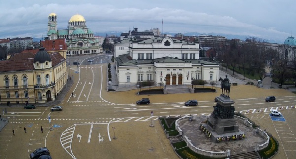 МВР пред БЛИЦ: Редят колите пред парламента заради снимки на филм