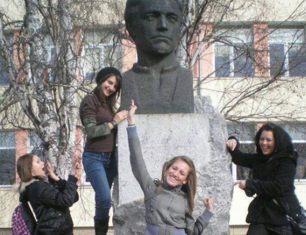 Позор: &quot;Кифли&quot; се гаврят с паметник на Левски
