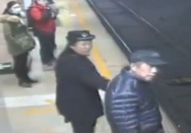 Ужас: Мъж се хвърли пред мотриса в метрото (ВИДЕО 18+)  