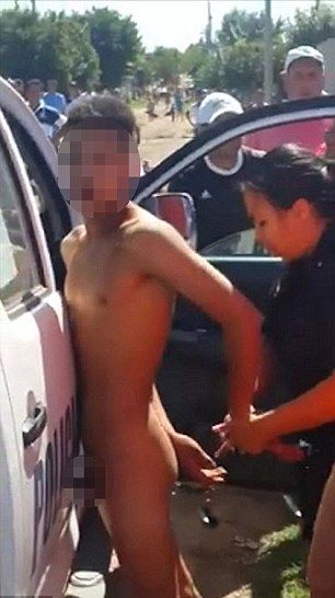 Хванаха изнасилвач на 8-годишна и го разходиха гол по улиците (ВИДЕО)  