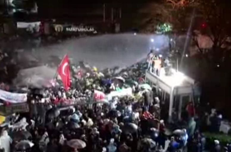 Сълзотворен газ и водни оръдия: Полицията разпръсна демонстрация в Истанбул в защита на &quot;Заман&quot; (ВИДЕО) 