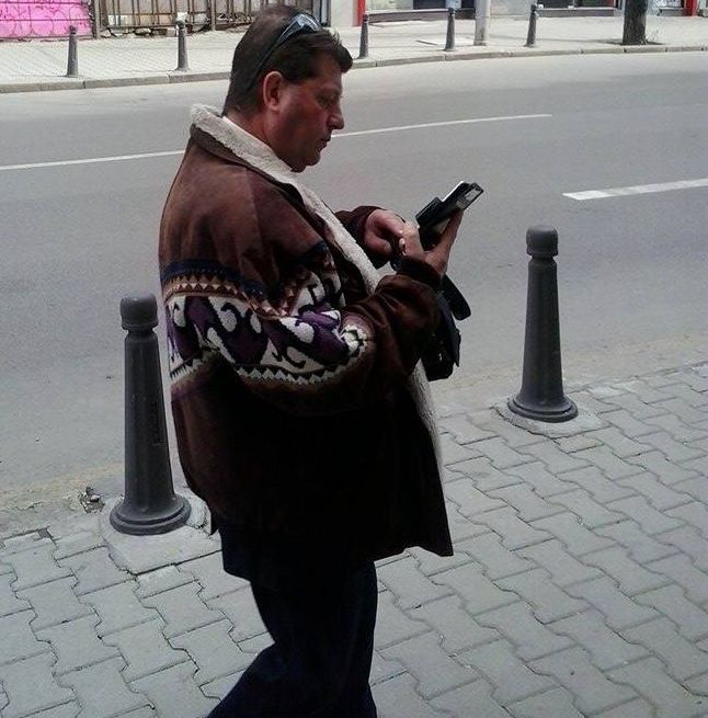 Опасен тип заговаря доверчиви девойки в центъра на София, води ги по малките улички (СНИМКИ)