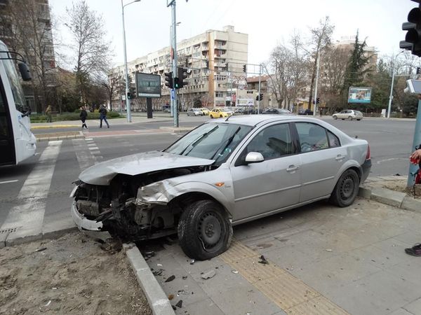 Пак меле в Пловдив, дете е откарано в болница (СНИМКИ)