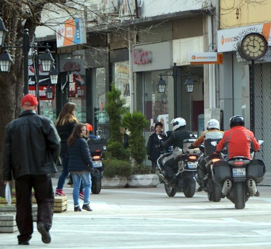 Наглост: Турски рокери карат през пешеходци в центъра на Хасково