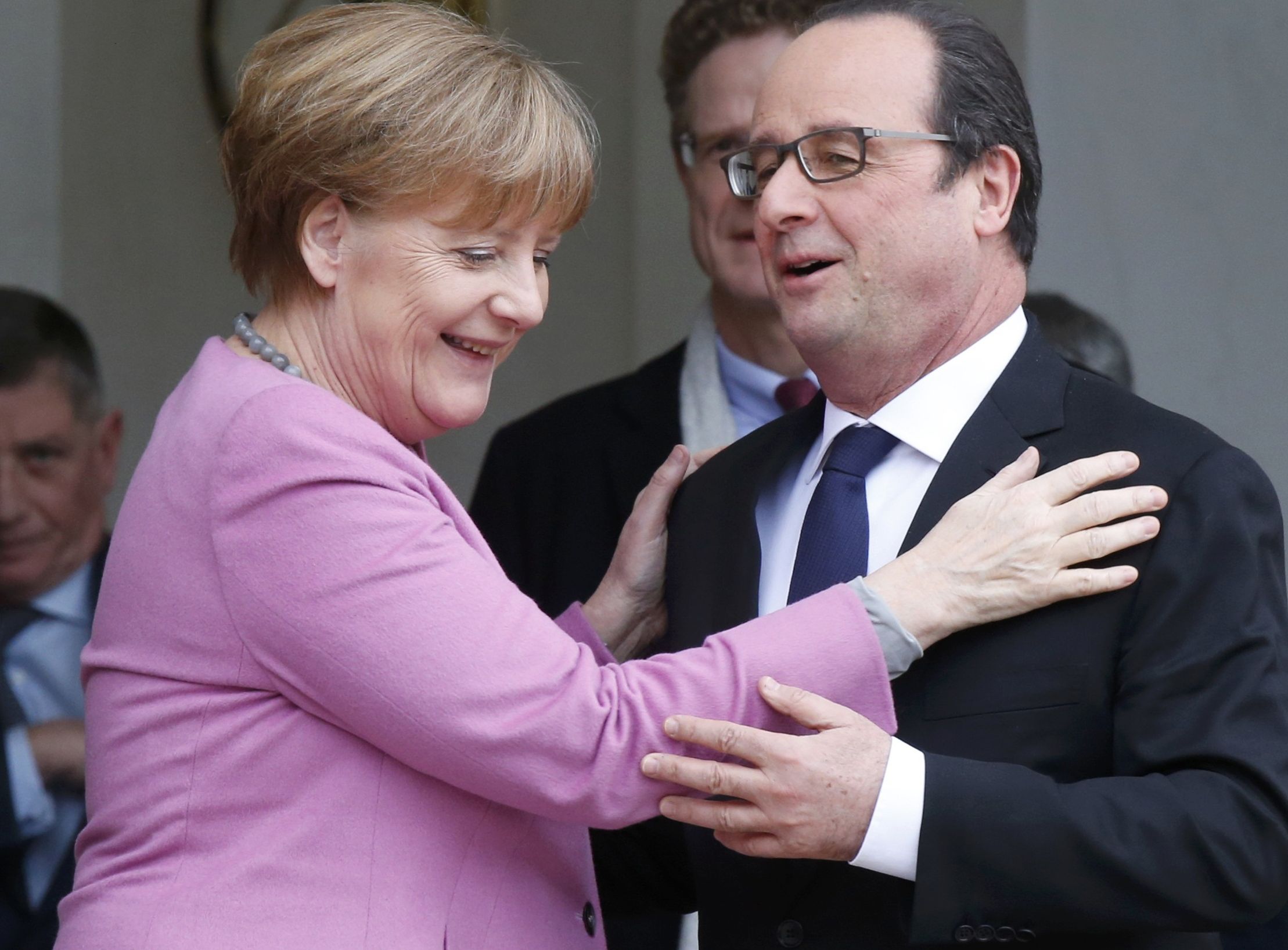 Меркел иска още по-големи санкции за Русия, Оланд я подкрепи