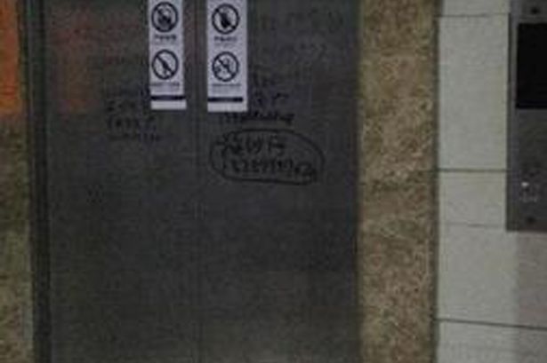 Китайка издъхна в асансьор, очаквайки да го поправят 