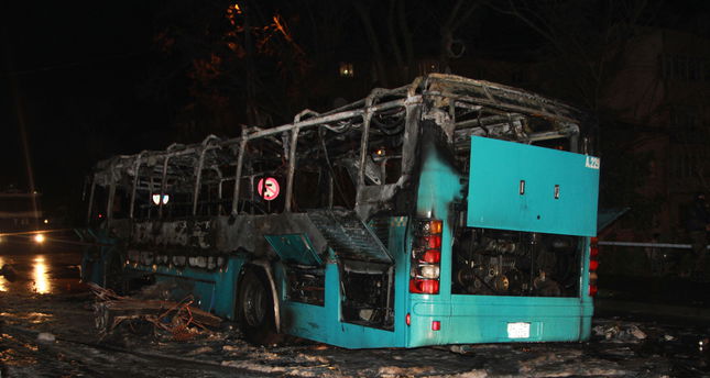 В Истанбул маскирани нападатели са атакували и запалили автобус с „коктейл Молотов“