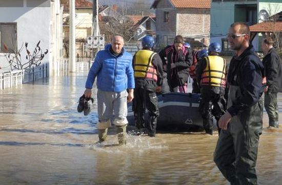 Извънредно положение в Сърбия! Страшни наводнения заливат селища, евакуират хора