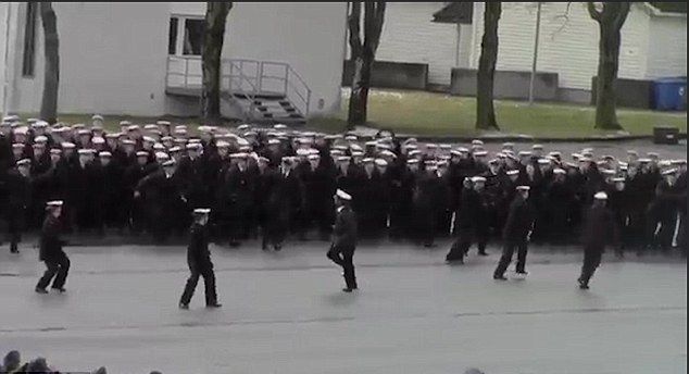 Вижте странните танци на норвежките военни (СНИМКИ/ВИДЕО)