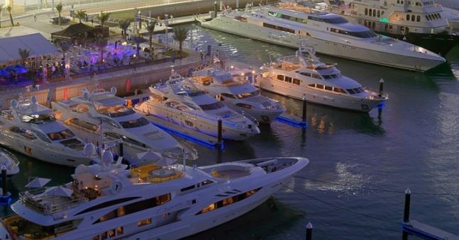 Баровци в шок! Пожар изпепели 8 луксозни яхти в Абу Даби (ВИДЕО)