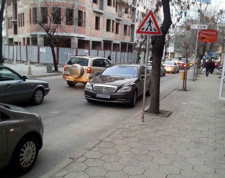 Депутатски мерцедес ли е паркирал толкова безобразно в Хасково? (СНИМКИ)