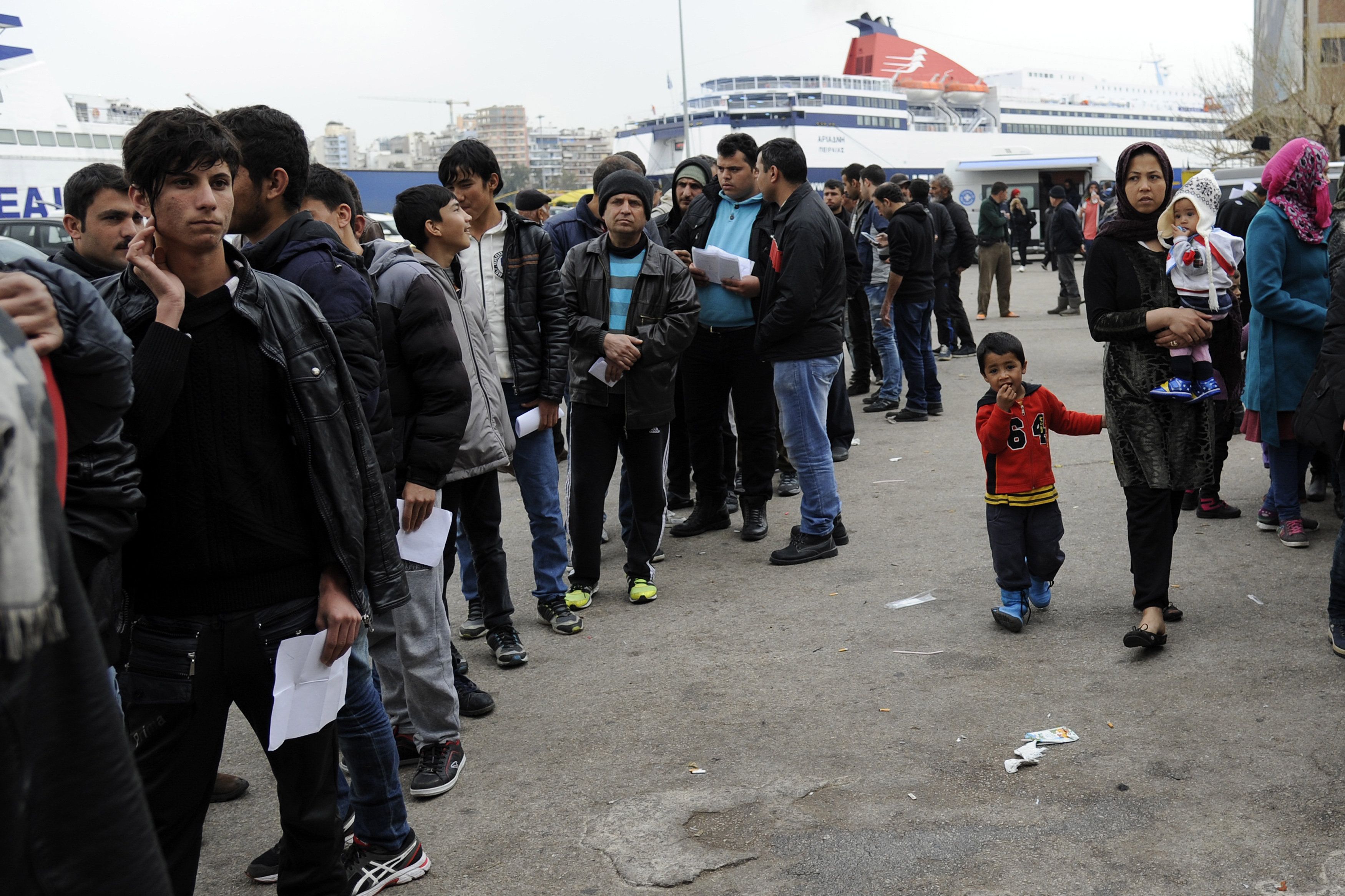 ЕК алармира: Има опасност бежанската вълна да се насочи към България