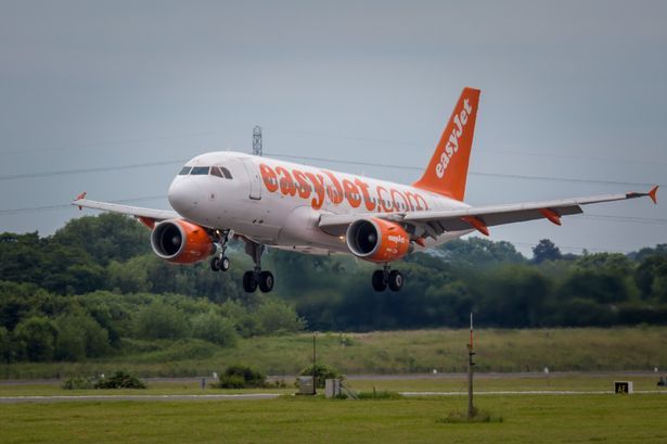 Пиян британец приземи самолет след опит да отвори аварийния изход във въздуха  