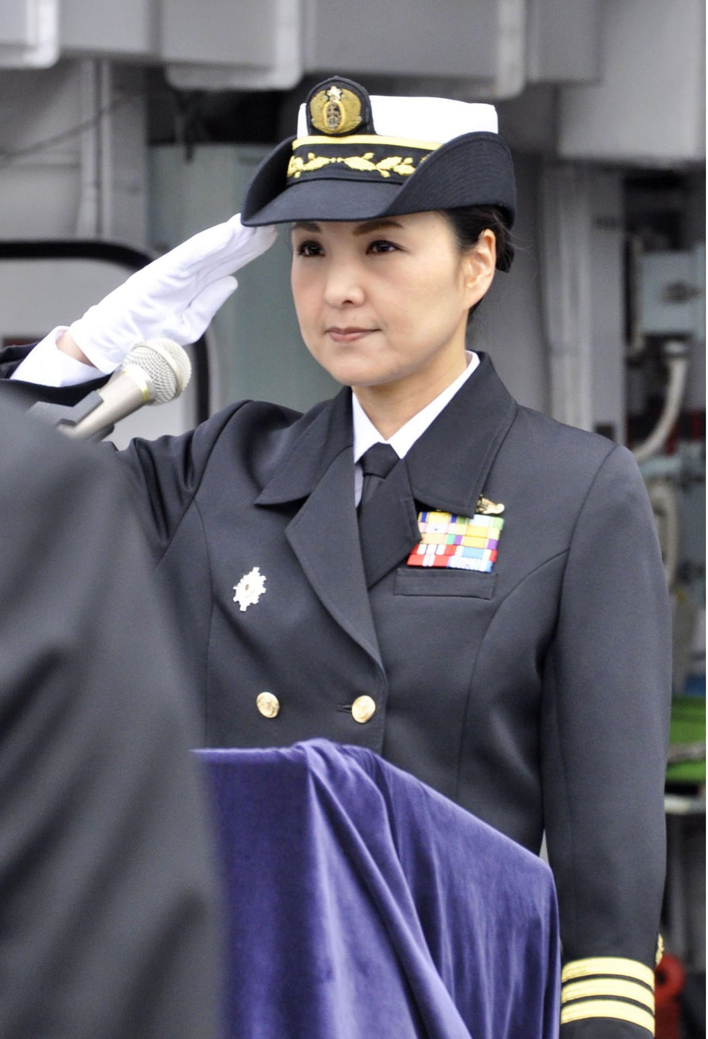 Японка пое командването на ескадрен миноносец за първи път във флота
