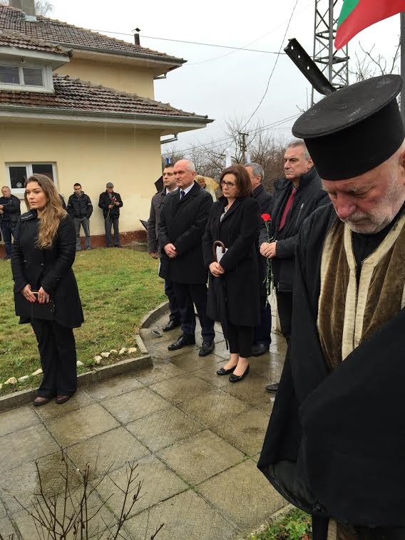 Министър и депутати сведоха глави пред жертвите на атентата на гара Буново