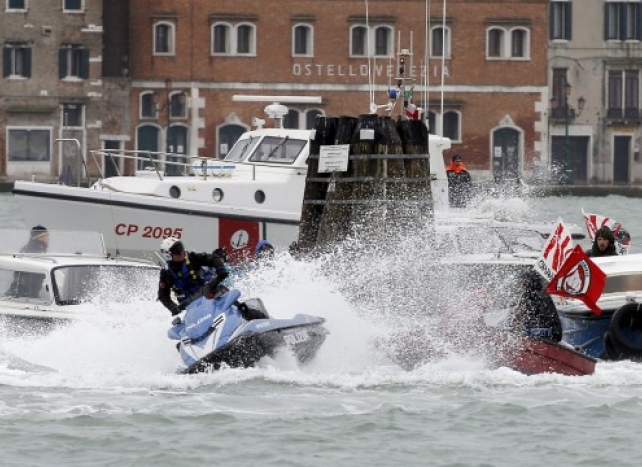 Демонстранти с лодки влязоха в схватка с полицията във Венеция