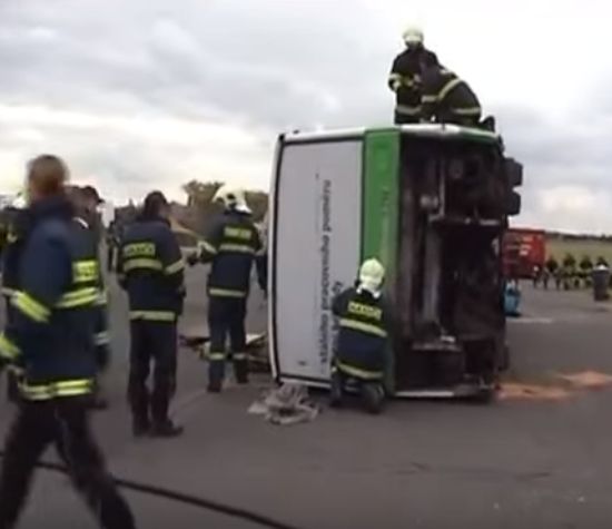 Тежък инцидент! Рейс с 36 деца се обърна в Чехия