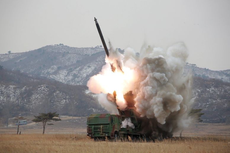Северна Корея изстреля две балистични ракети по посока на Японско море   
