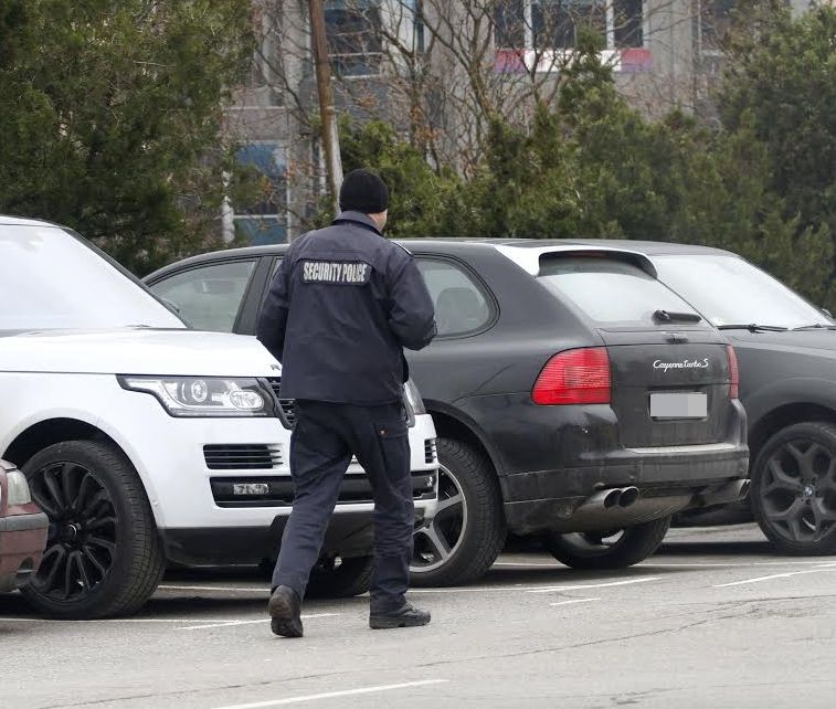 Нещо става в София: Спецчасти и жандармерия обкръжиха култовия бар &quot;Кенди&quot;! (СНИМКИ)