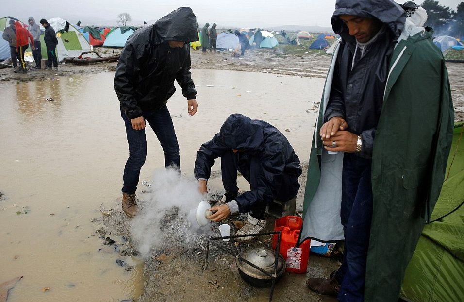 Мигрантите в Гърция режат дупки в оградата, за да се промъкват в Европа (СНИМКИ)