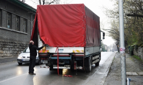 Камион и рейс се блъснаха в Шумен, има пострадали (СНИМКИ)