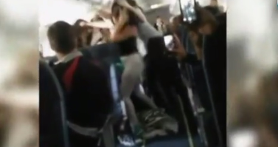 Масов женски бой в самолет потресе пасажерите (ВИДЕО)