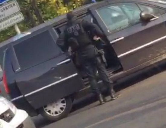 Отбой в Париж: Няма заложническа драма, мъж се е барикадирал в дома си