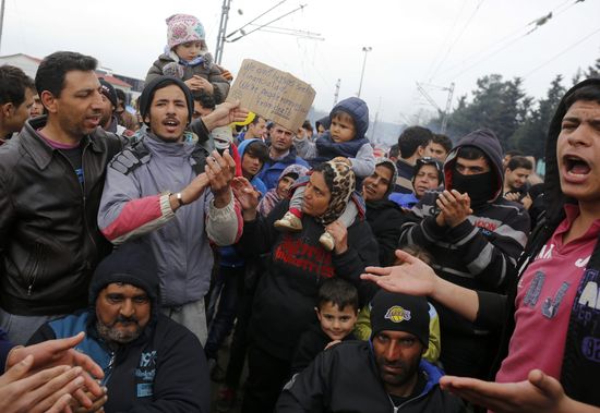 Протест! Бежанците в Идомени сложиха децата на релсите (СНИМКИ/ВИДЕО)
