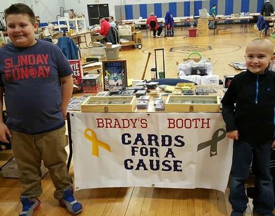 9-годишно момче продава картички, за да плати лечението на болното си от рак другарче 
