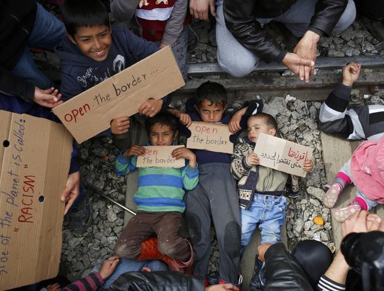 Протест! Бежанците в Идомени сложиха децата на релсите (СНИМКИ/ВИДЕО)