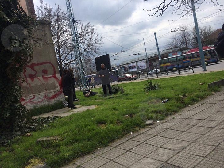 Мъж се строполи в центъра на Пловдив! 20 минути няма линейка (СНИМКИ) 