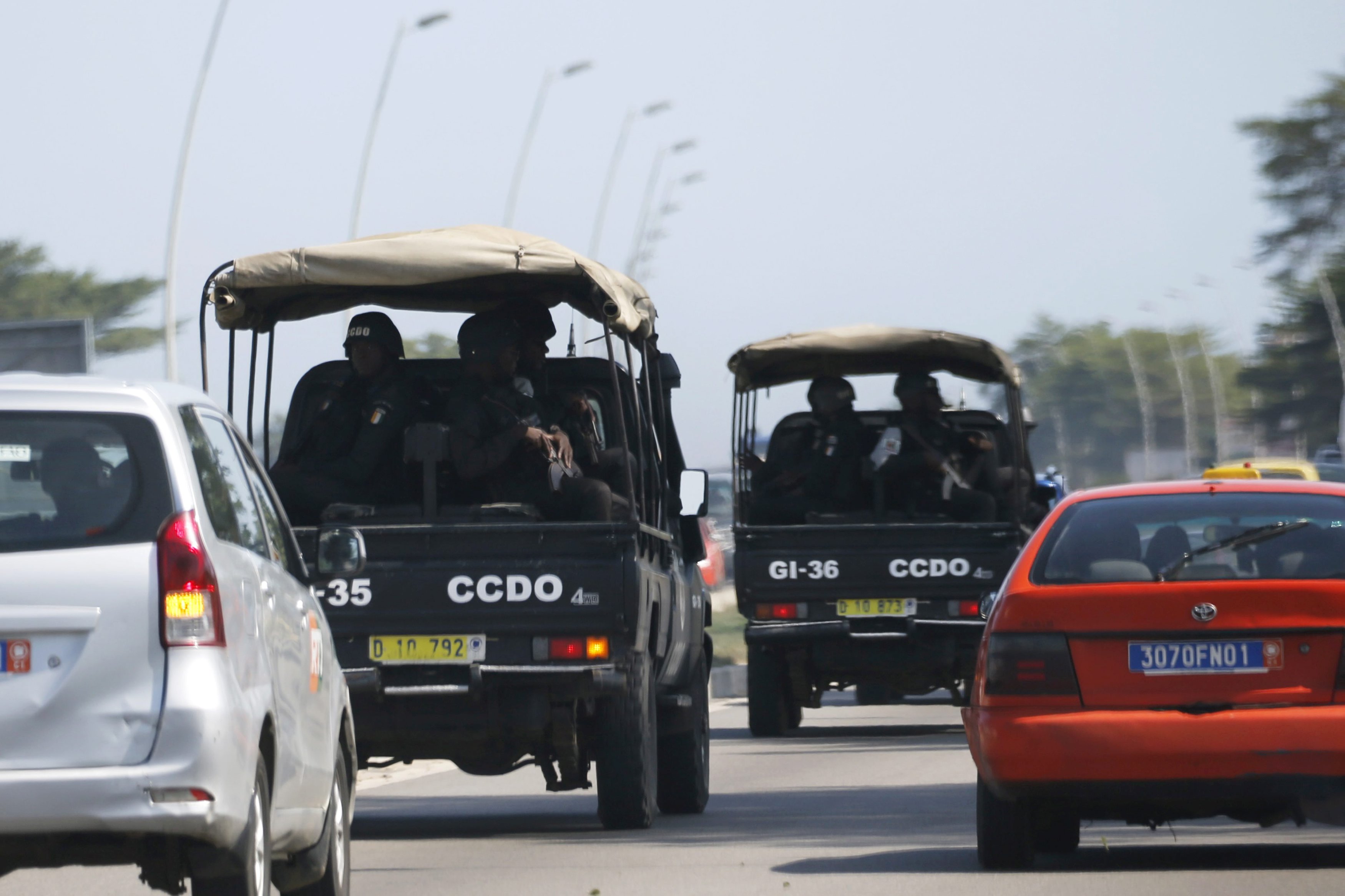 Терористи нападнаха с картечници курорт в Кот д&#039;Ивоар, стрелят на месо, трупове застлаха плаж (ВИДЕО)