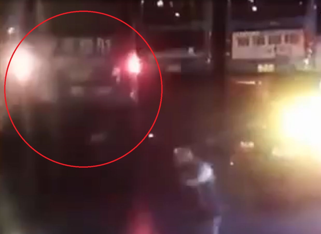 Кошмар! Автобус с пътници пропадна в дупка на булевард (ВИДЕО)