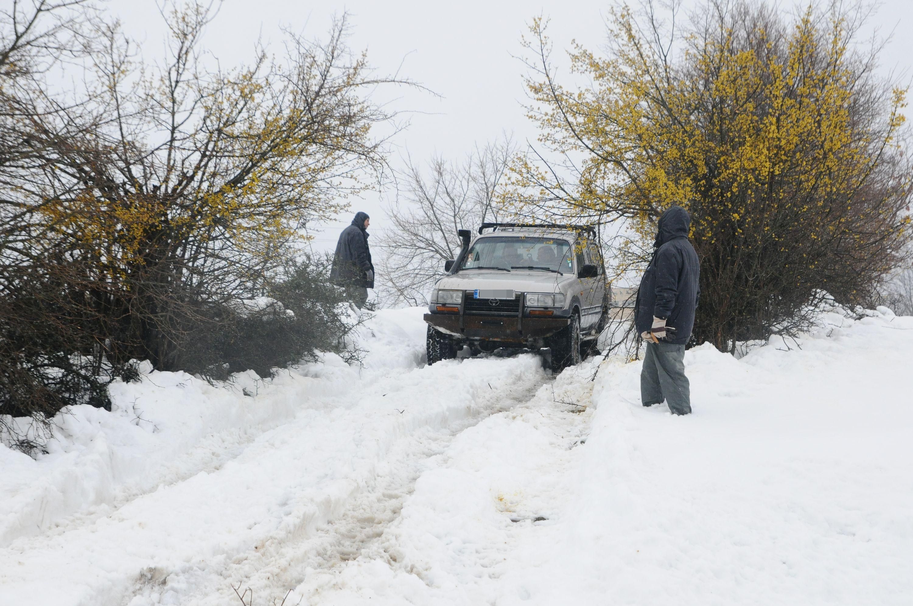 Сняг затрупа пътя Батак-Доспат, спират камионите!