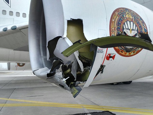 Самолетът на Iron Maiden се блъсна на летището в Сантяго (ВИДЕО)