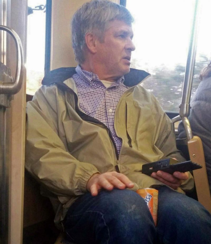 Мъж блокирал телефоните на приказливите пътници в метрото