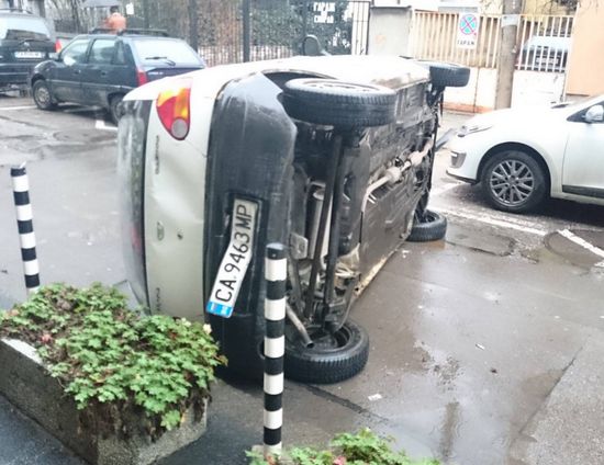 Кола се обърна в центъра на София (СНИМКИ)