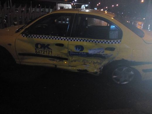 Шофьор помля такси в София и избяга като плъх без да слезе да види има ли пострадали (СНИМКИ)