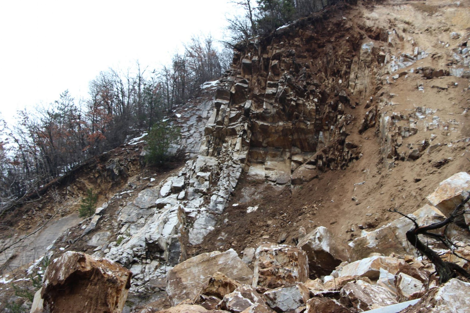 Опасност от падащи камъни по път І-6 София - Карлово - Бургас